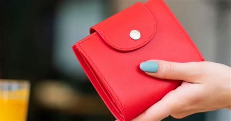 How to Tell if a Gucci Wallet is Real: Things You Need to Note